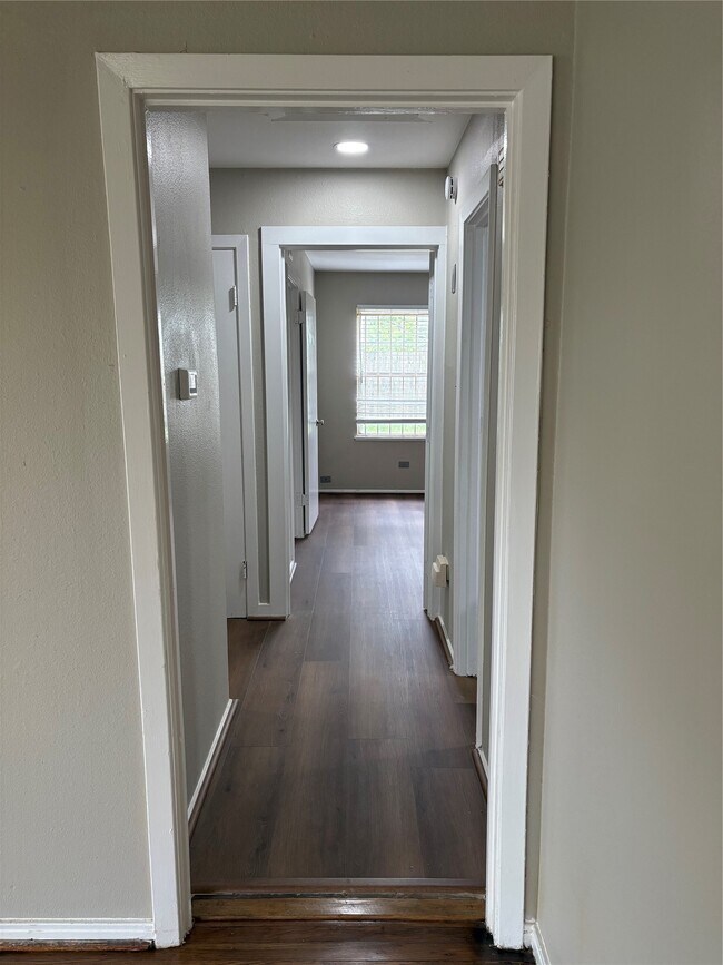 Foto del edificio - 5914 Ridgeway Dr