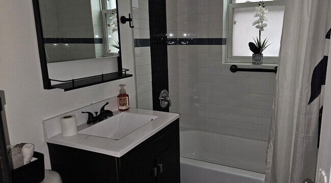 Foto del edificio - 7712 S Carpenter St