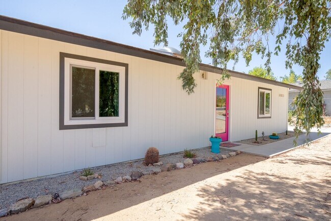 Foto del edificio - 2 Bedroom 1 Bath Home in Joshua Tree - Ful...