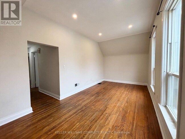 Building Photo - 17 Duff St