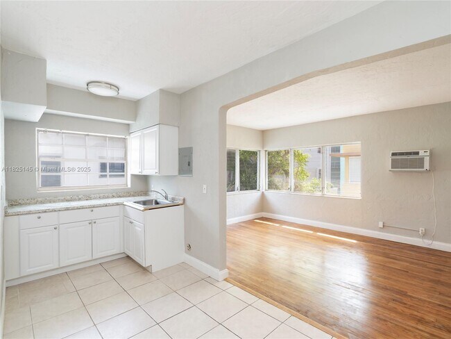 Foto del edificio - 7635 Dickens Ave