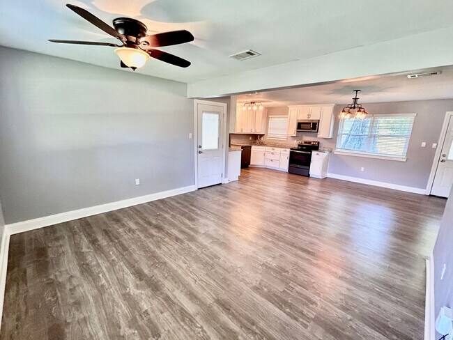 Building Photo - Beautiful Newly Updated Home In Denham Spr...