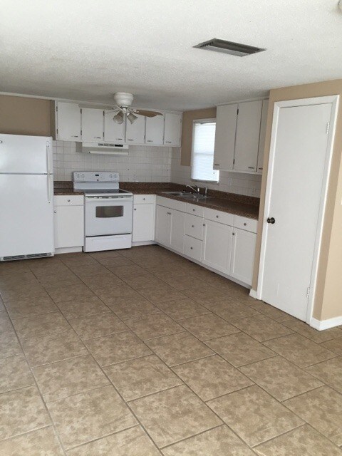 Foto del edificio - 2111 Smithfield Cir S