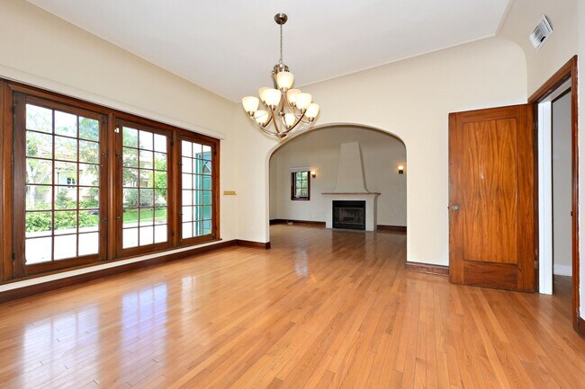 Foto del edificio - 1424 Warnall Ave