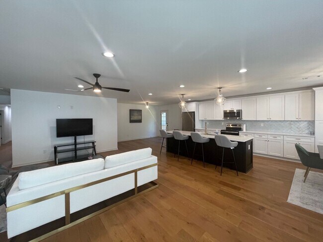 Building Photo - PRE-LEASING FOR AUGUST 2025!