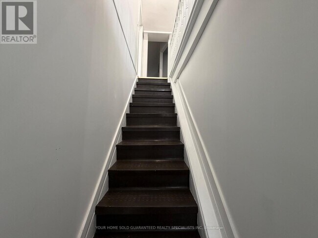 Photo du bâtiment - 98 Wellington St E