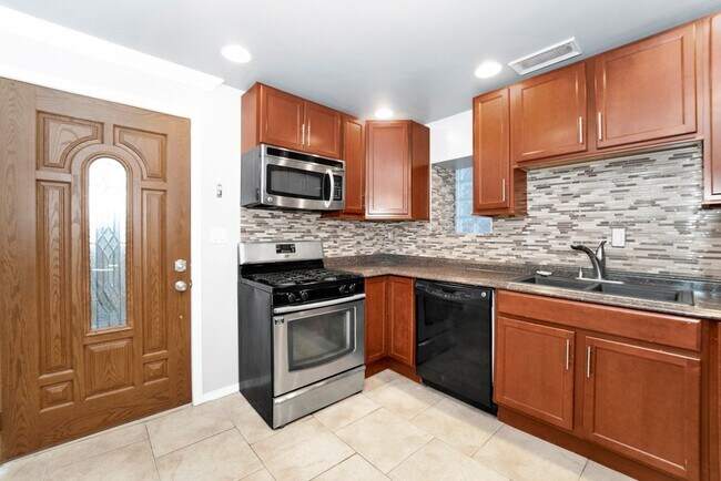 Foto del edificio - 2825 N Hamlin Ave