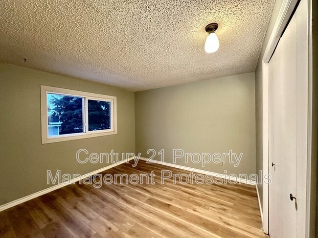 Building Photo - 10423-10440 40 Ave NW