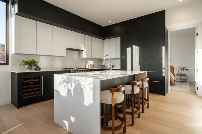Foto del edificio - 1264 N Harper Ave