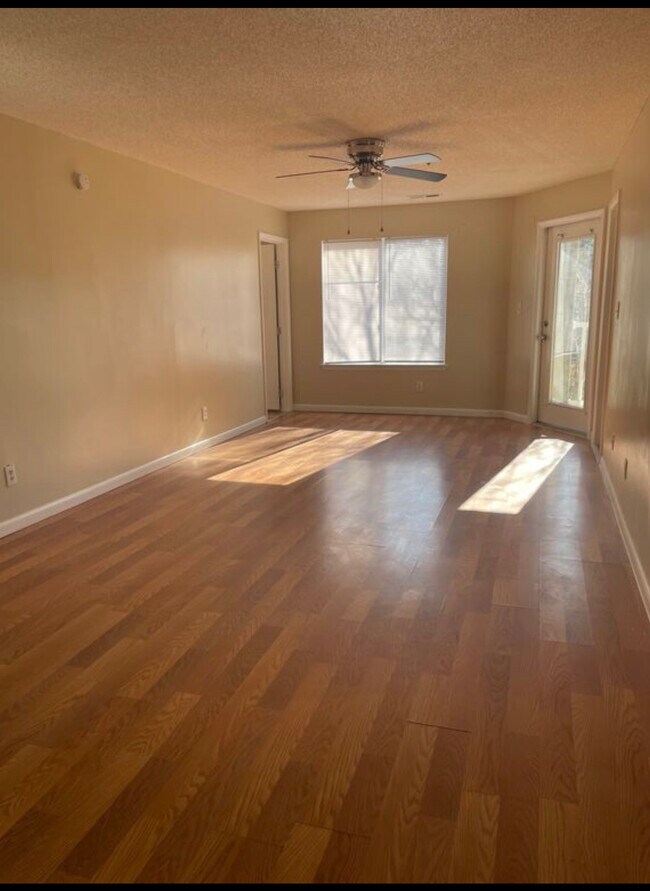 Foto del edificio - Room in Apartment on University Ct