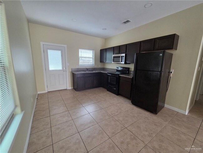 Building Photo - 2103 Garden Ridge Dr