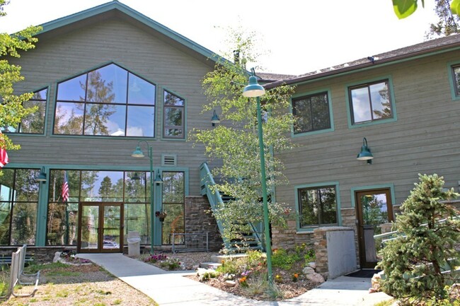 Building Photo - Treehouse Condo - Cozy 2 Bedroom/1 Bath Un...