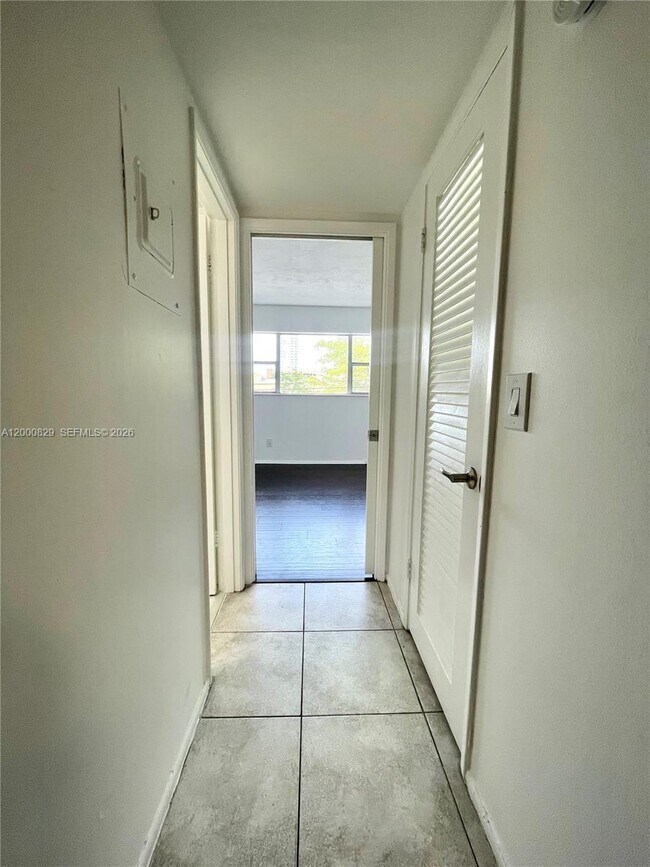 Foto del edificio - 250 Layne Blvd