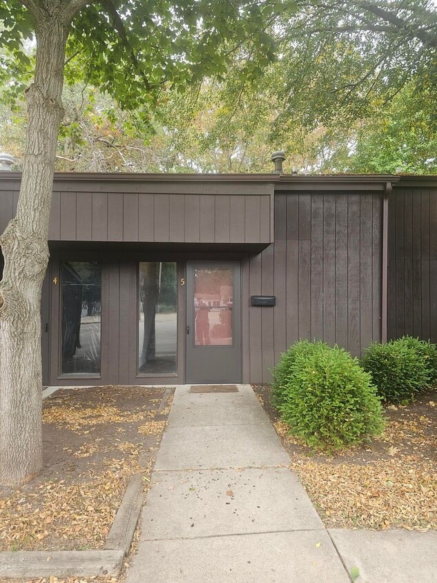 525 N Blackhawk Blvd Unit Apt. 05, Rockton, IL 61072 Room for Rent in
