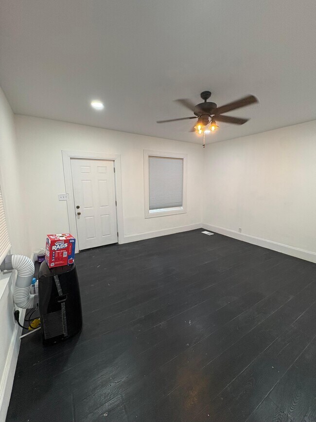 Foto del edificio - 230 E 10th St