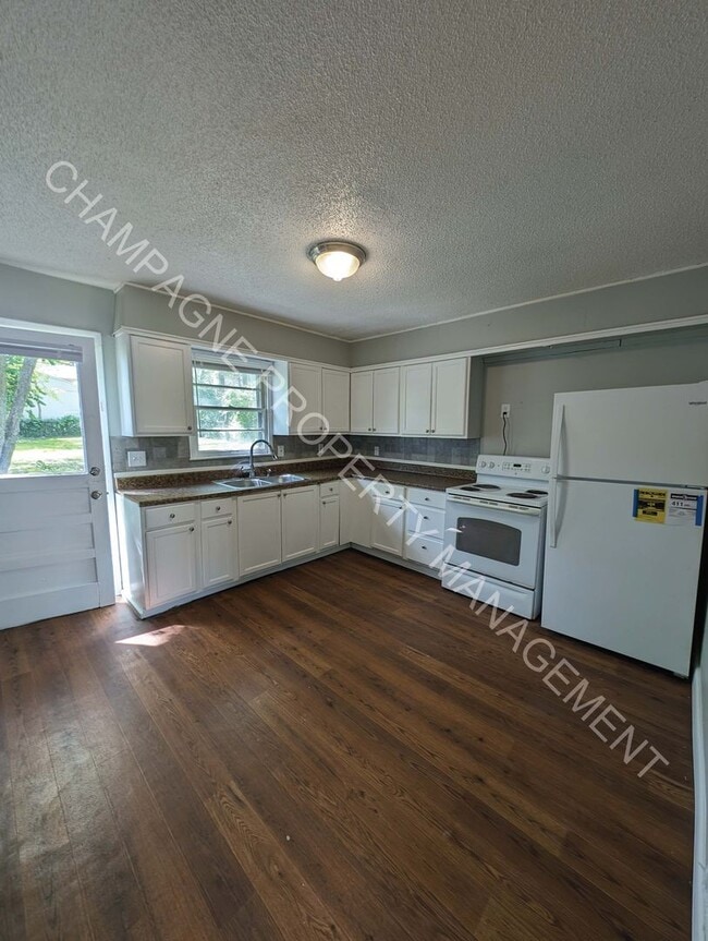 Building Photo - Small Update Single Family Home