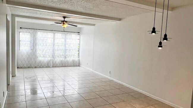 Foto del edificio - 9851 Sandalfoot Blvd