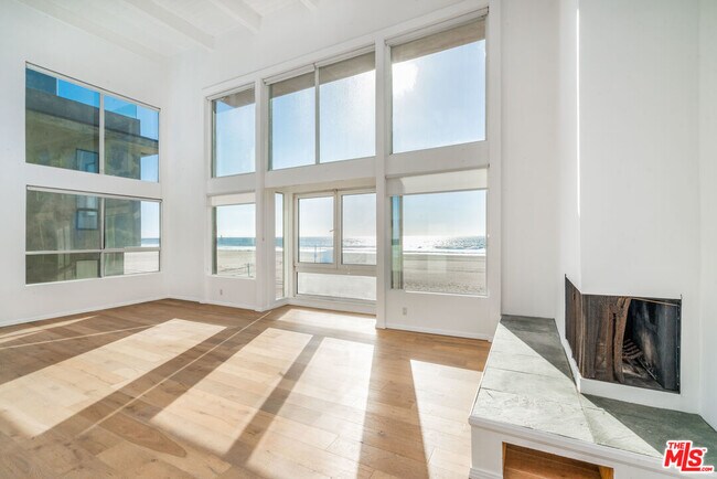 Foto del edificio - 3711 Ocean Front Walk