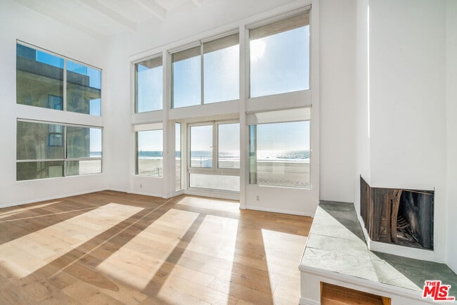 Building Photo - 3711 Ocean Front Walk