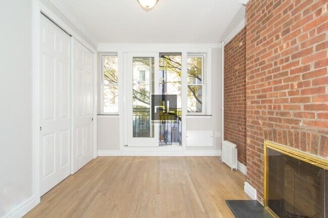 Building Photo - E 7TH ST.