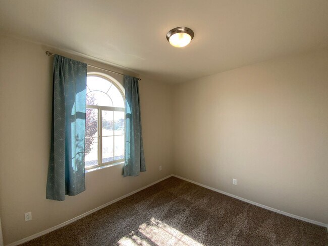 Foto del edificio - 4 Bedroom Single Story Home Available Near...