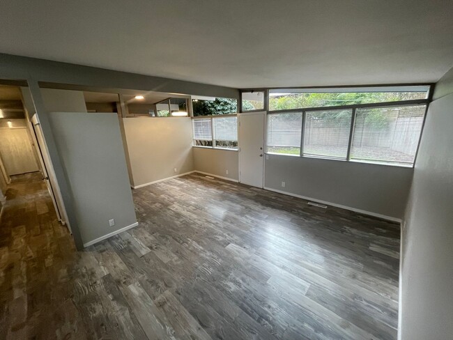 Foto del edificio - FULLY REMODELED Surrey Downs 3BR SFH!