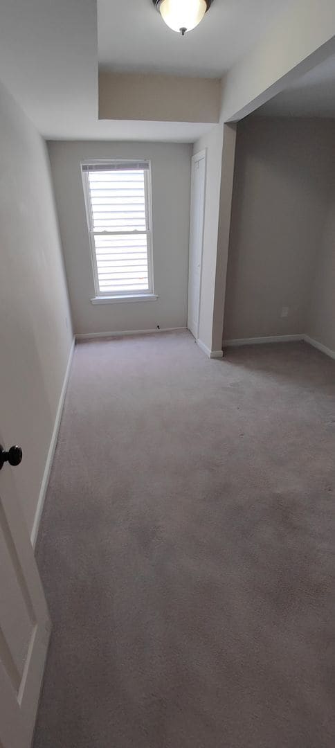 Building Photo - Large, Renovated 4 bedroom in Church Hill