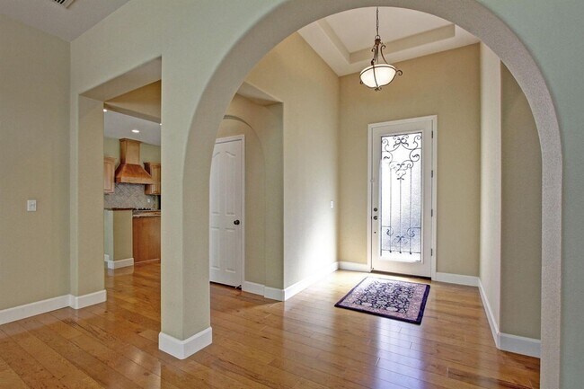 Building Photo - Single Story Home on Private Court with View!