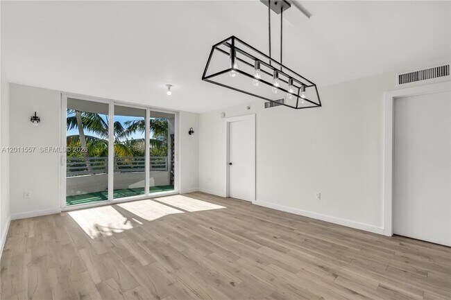 Building Photo - 1401 Bay Rd