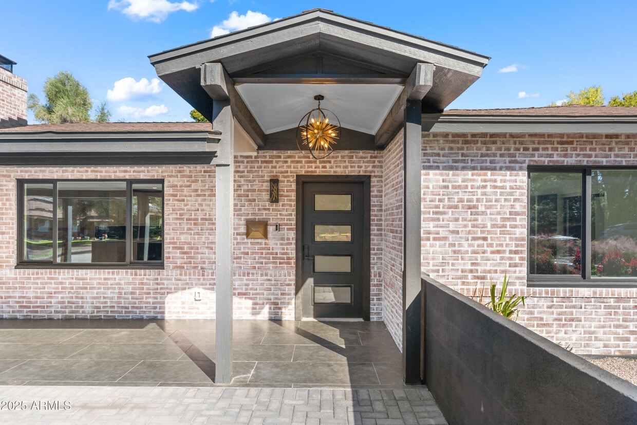 Foto principal - 2502 E Whitton Ave