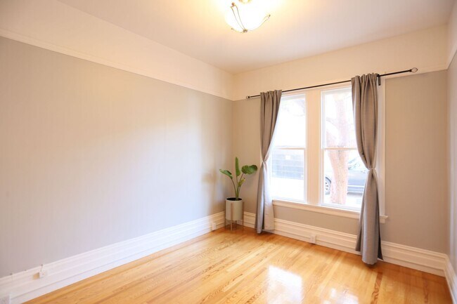 Foto del edificio - Bright and Spacious 3BR/1BA apartment in t...