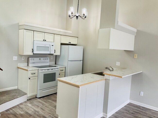 Kitchen - 982 Kingsbury Ct