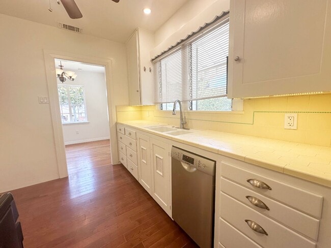 Building Photo - 2BD/1BA DT Fullerton Vintage 1922 House w/...