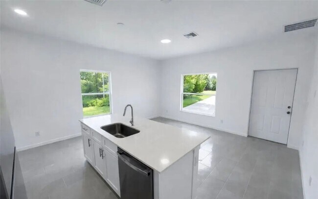 Foto del edificio - BRAND NEW, ONE OF A KIND 1 BD-1BA HOME IN DESIRABLE LEHIGH ACRES LOCATION