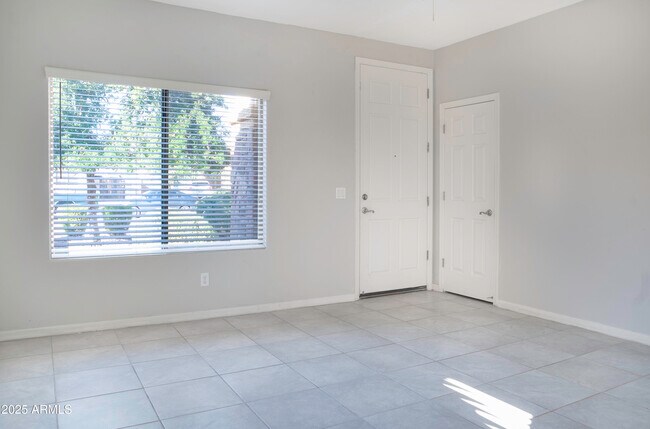 Foto del edificio - 42193 W Ramona St