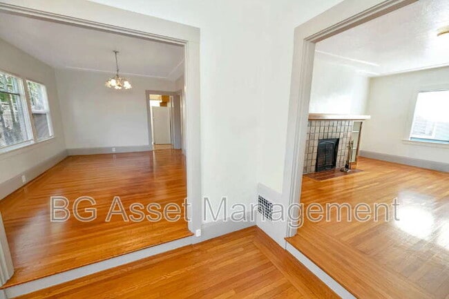 Building Photo - 3808 Lakeshore Ave