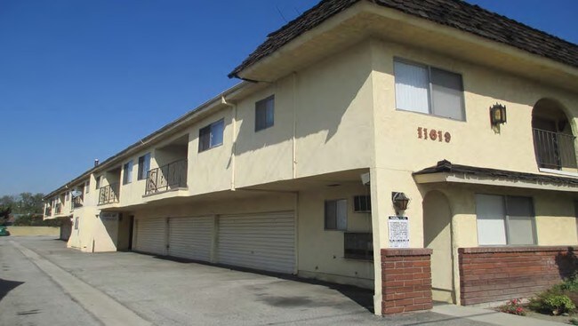 Building Photo - Villa La Jolla