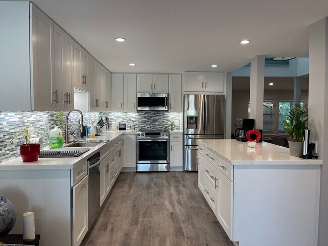 Cocina recientemente renovada - 10155 Larwin Ave