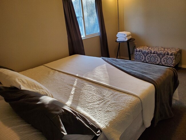 Private room fits a king size bed - 704 N Ella Ave