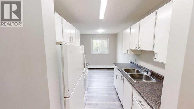 Photo du bâtiment - 10028-10105 105 Ave