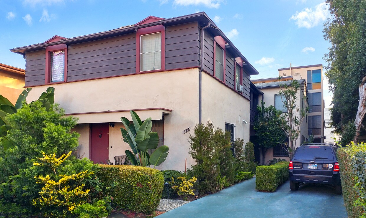 Foto principal - 156-160 S Hayworth Ave
