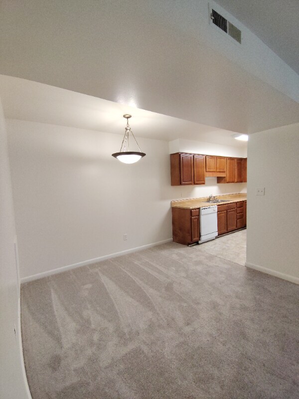 Building Photo - 600 Reusens Rd