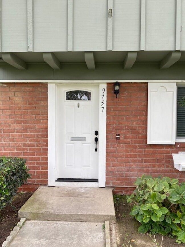 Building Photo - **Coming Soon ** Spacious 4-Bedroom Townho...
