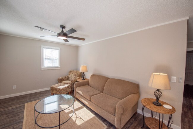 Foto del edificio - 545 S Main St