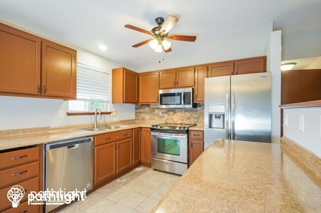 Foto del edificio - 7585 Falcon Place NE