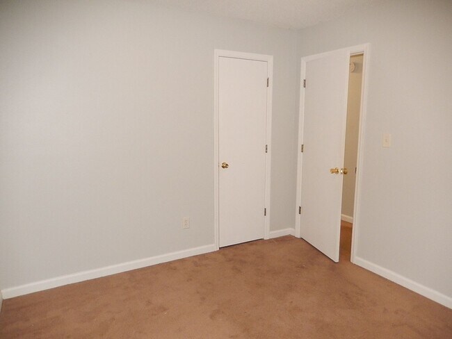 Foto del edificio - LOVELY & Spacious 3/2 Twn, New Plank Floor...