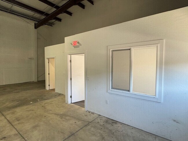 Foto del edificio - 967 Lawnsdale Rd