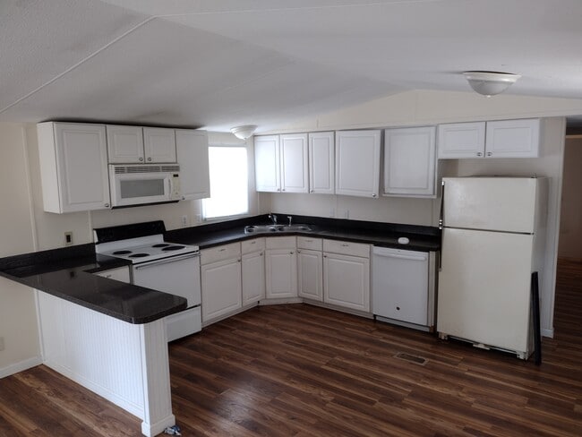 Kitchen with breakfast bar and plenty of cabinets - 716 N Houston Lake Blvd