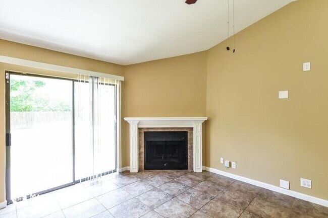 Foto del edificio - 10215 Raven Field Dr, San Antonio, TX 78245