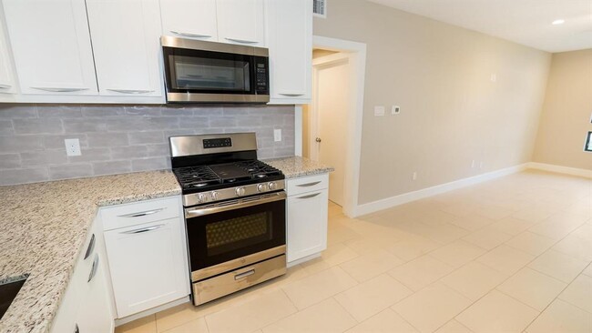 Building Photo - 1301 Diez St